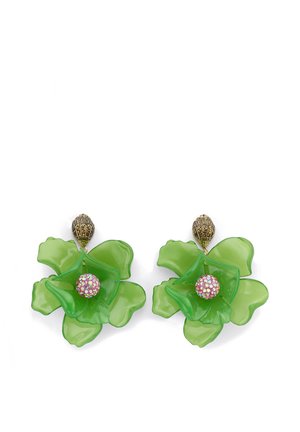 Coppia di orecchini verdi traslucidi a forma di fiore con perle rosa iridescenti al centro e chiusure a clip in tono oro antico.