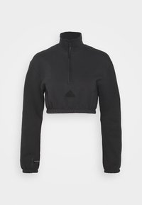 Svart kort sweatshirt med hög krage, halvdragkedja framtill, elastisk midja och långa ärmar. Har en texturerad logotypdetalj.