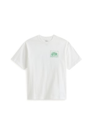 Camiseta blanca de algodón con un logo gráfico verde en el pecho izquierdo. Manga corta, cuello redondo y un ajuste relajado en general.