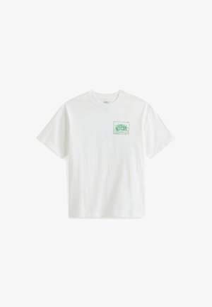 Camiseta blanca de algodón con un logo gráfico verde en el pecho izquierdo. Manga corta, cuello redondo y un ajuste relajado en general.