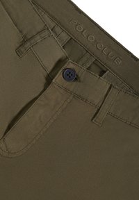Olivgröna byxor med en slät textur, med knappstängning, bältesöglor och präglad "POLO CLUB"-logotyp på midjan.