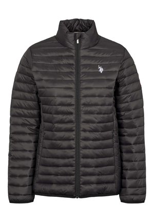 Črna podložena jakna z visokim ovratnikom, zadrgo, prešito teksturo in majhnim belim logotipom na levi strani prsnega koša. Ima stranske žepe.