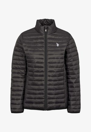 Mustast värvist polsterdatud jakk kõrge kraega, lukuga sulgemisega, tikitud tekstuuriga ja väikese valge logoga vasakul rinnal. Varustatud küljetaskutega.