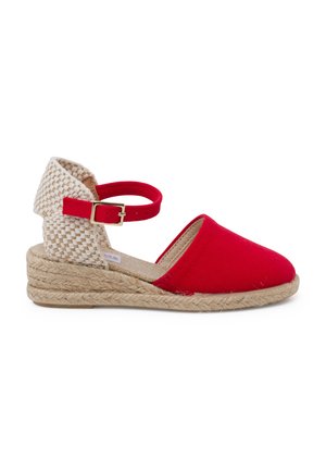 Espadrille en toile rouge avec une semelle en jute tressé et une sangle de cheville beige tissée. Dotée d'une boucle en or pour un ajustement sécurisé.