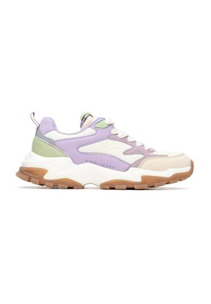 Deportivo grueso con malla blanca, puntera beige, paneles de cuero lavanda y verde, cordones blancos y suela gruesa de goma marrón.