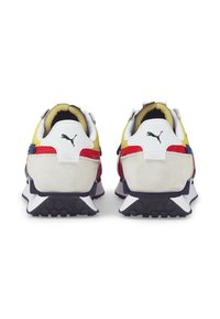 Puma-sneakers med en färgglad design som har gula, röda, blå och marinblå färger. Tillverkade av mocka och mesh-material, med vit mellansula och svart yttersula.