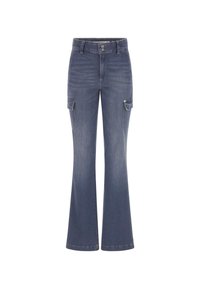 Blå denim cargo-byxor med en utsvängd ben-design, framknäppning och två sidofickor. Slät textur med synliga sömdetaljer.