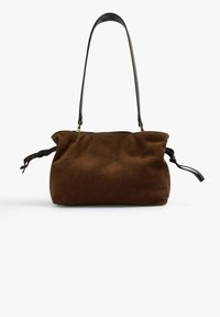 Bolso de ante marrón con un diseño suave, que cuenta con una correa larga de cuero negro y lazos laterales ajustables para el cierre y el estilo.