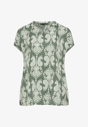 Grøn kortærmet bluse med hvide indviklede paisley- og blomsterprint, rund halsudskæring og løs pasform.