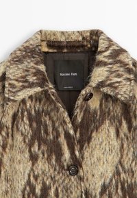 Braun- und beige karierter Mantel mit Reverskragen, einem einzelnen schwarzen Knopf und weichem, strukturiertem Stoff. Etikett mit "Massimo Dutti."
