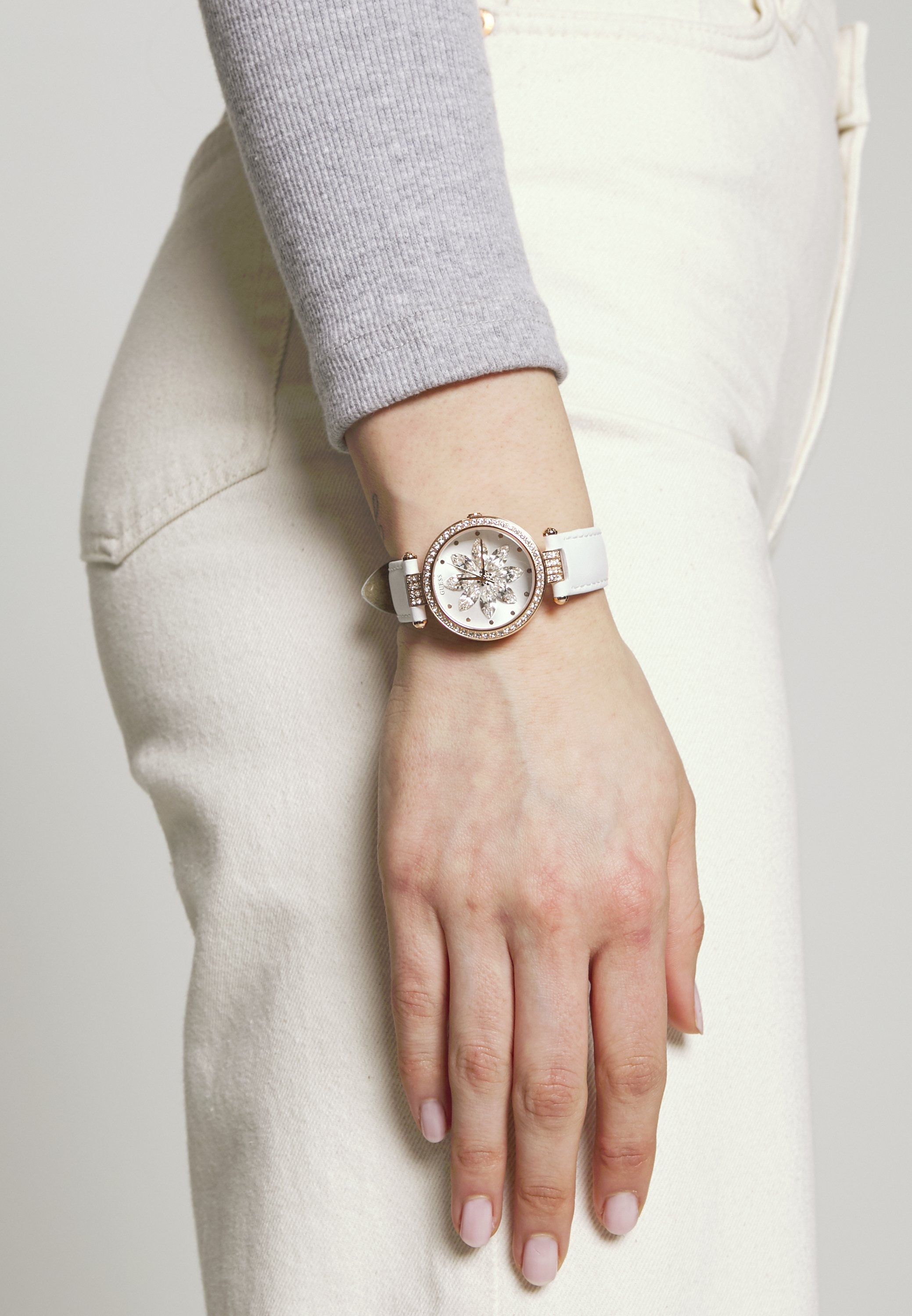 Guess Orologio Da Donna V1001M4 - Quarzo, Cinturino In Pelle Bianca E Cassa Oro 42 Mm