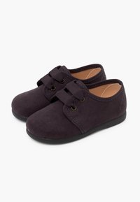 Scarpe in pelle scamosciata viola scuro con punta tonda, suola in gomma e accenti in tessuto legati sopra i fori dei lacci. Design semplice, profilo piatto e dettagliamo cuciti.