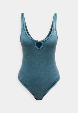 Sinine soonikkoeline varrukateta bodi, millel on ümar kaelus ja keskosas väike metallkinnitusdetail.