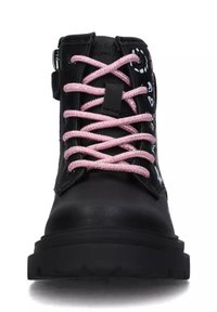 Stivale nero con lacci rosa, caratterizzato da una punta tonda e suola piatta in gomma. La parte superiore presenta elementi decorativi bianchi e una cerniera laterale.