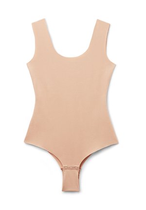 Huidkleurige bodysuit met een ronde hals, brede bandjes en een zachte textuur. Voorzien van een drukknoopsluiting aan de onderkant.