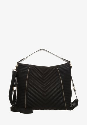 Sac à main noir matelassé avec motif chevron, deux fermetures éclair dorées verticales, poignée courte et bandoulière ajustable.