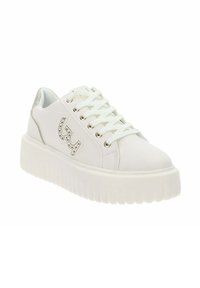 Witte platform sneakers van leer met een glanzende afwerking, voorzien van een gestructureerde zool, decoratieve veters en metallic accenten.