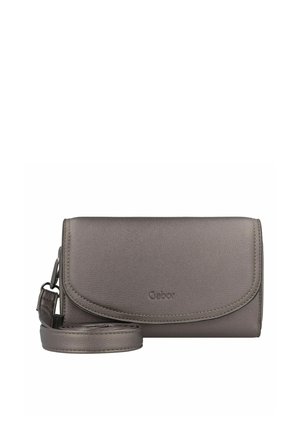 Sac bandoulière en cuir gris avec un fermoir à rabat, une sangle détachable et un logo en relief. Texture lisse et design minimaliste.