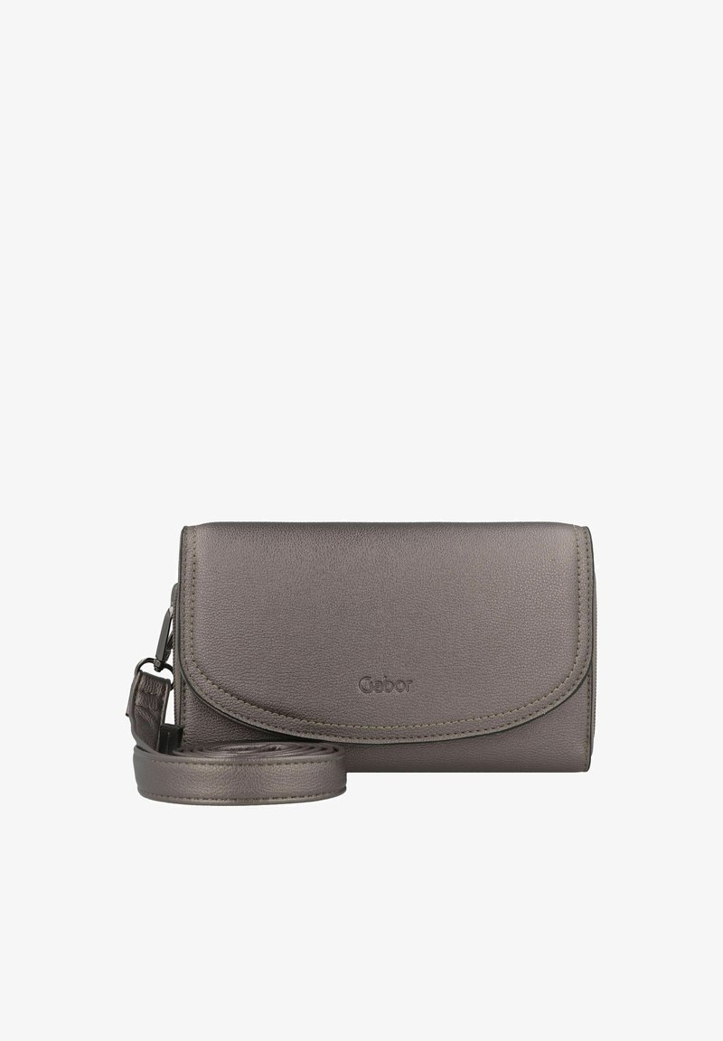 Bolso crossbody de cuero gris con cierre de solapa, correa desmontable y logo grabado. Textura suave y diseño minimalista.