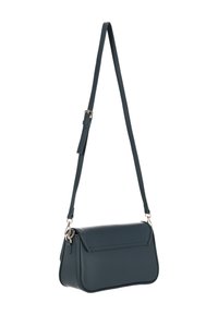 Tummanvihreä nahkainen olkalaukku, jossa on taitettava läppä, säädettävä hihna ja kullanväriset metallikoristeet. Sileä pinta ja suorakaiteen muoto.