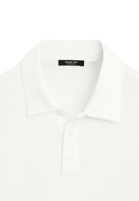 Polo bianco realizzato in cotone testurizzato, dotato di colletto classico, chiusura a tre bottoni e un'etichetta con scritto "Massimo Dutti."