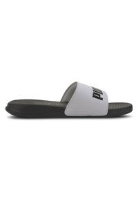 Chancla deslizante en blanco y negro con una banda superior ancha y suave, y una plantilla texturizada. Presenta un logo prominente en la banda y una suela ligera.