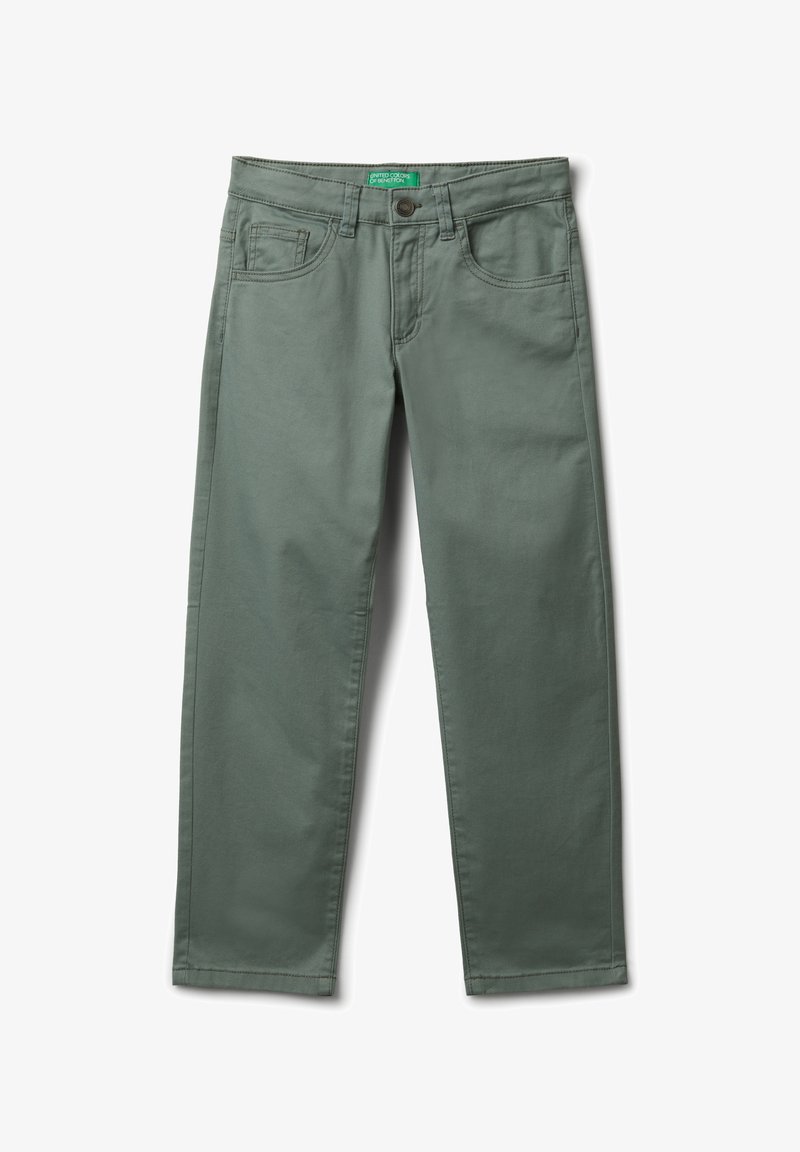 Pantalones verdes de pierna recta con bolsillos frontales, pasadores para cinturón y cierre de botón, etiquetados United Colors of Benetton.