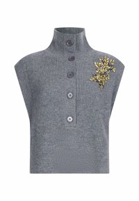 Top a coste grigio con colletto alto, quattro bottoni sul davanti e un'applicazione floreale composta da gemme gialle e trasparenti su un lato.
