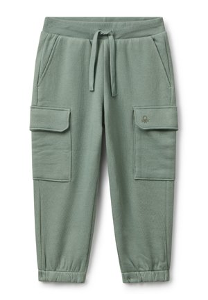 Pantaloni joggers verdi in cotone con vita a costine, lacci regolabili, due tasche cargo e polsini elasticizzati alle caviglie. Dettaglio logo sottile.
