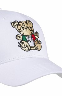 Weißer Hut mit einem bestickten Teddybären, der ein stilisiertes T-Shirt mit italienischer Flagge trägt. Der Stoff ist glatt und hat einen strukturierten Schild.