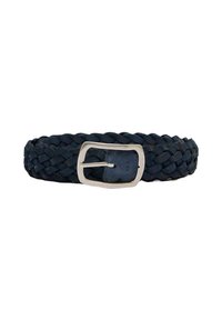 Cintura in pelle intrecciata di colore blu scuro con una fibbia rettangolare argentata. Presenta un design a treccia testurizzato e uno sfondo in pelle liscia.