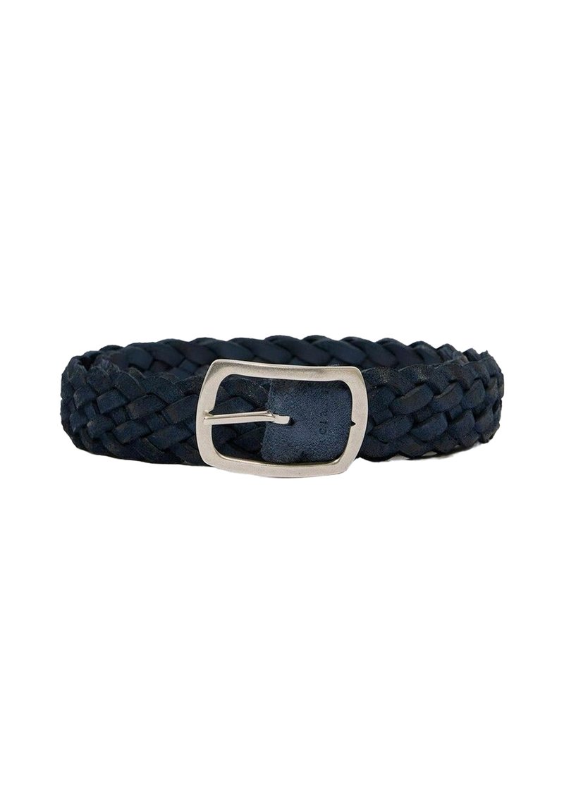 Cintura in pelle intrecciata di colore blu scuro con una fibbia rettangolare argentata. Presenta un design a treccia testurizzato e uno sfondo in pelle liscia.