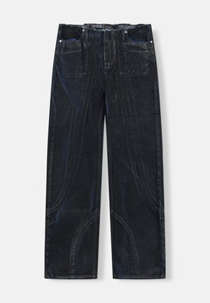 Schwarze Denim-Hosen mit geradem Bein, kontrastierenden Nähten und Taschen sowie einer strukturierten Oberfläche mit dezenten Gebrauchsspuren.