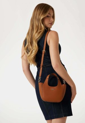 Guess, GUESS SAC BANDOULIÈRE CALISTA TOP ZIP SHOU CARAMEL - Sac à main - caramel car