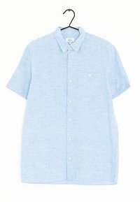 Camicia azzurro chiaro a maniche corte con bottoni, in tessuto tessurizzato, con taschino sul petto e bottoni bianchi, appesa a un gancio nero.