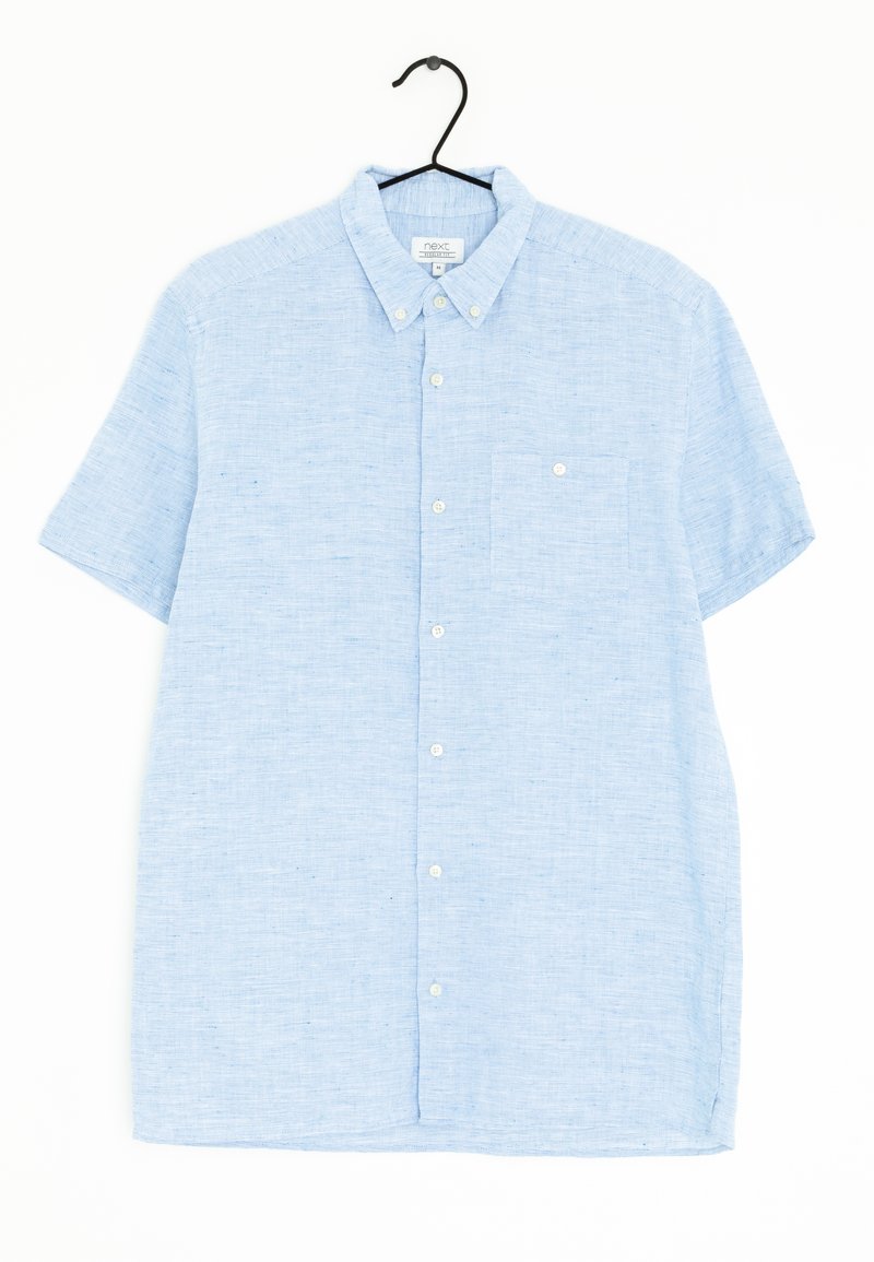 Camicia azzurro chiaro a maniche corte con bottoni, in tessuto tessurizzato, con taschino sul petto e bottoni bianchi, appesa a un gancio nero.