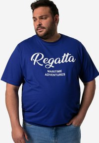 Modrá bavlněná tričko s bílým grafickým textem "Regatta Maritime Adventures." Krátké rukávy, kulatý výstřih, volný střih, hladká textura.