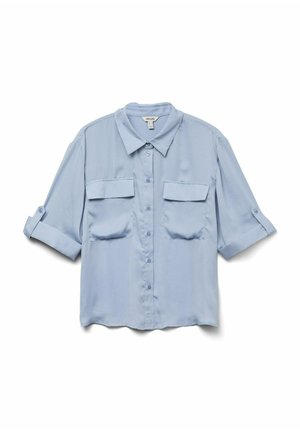 Chemise bleu clair à manches courtes avec col, deux poches poitrine, tissu doux et manches retroussées.