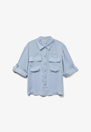 Camisa de boton corto de manga azul claro, con cuello, dos bolsillos en el pecho, tela suave y mangas enrolladas.