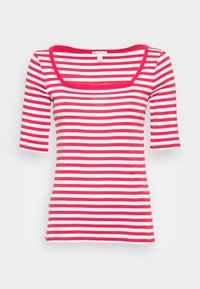 Rød og hvid stribet t-shirt med en tætsiddende design, korte ærmer og en firkantet halsudskæring. Lavet af blødt, strækbart stof.