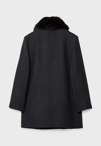 Manteau en laine noire à manches longues avec col en fourrure noire vu de dos sur un fond clair uni.