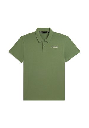 Polo verde de manga corta con cuello, dos botones y el logo "FREDDY" impreso en el pecho izquierdo.