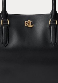 Bolso de cuero negro con dos asas y logo dorado RL centrado entre ellas.
