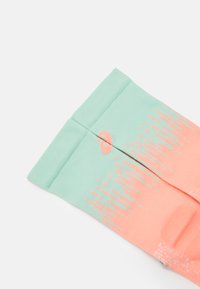 ASICS PERFORMANCE RUN CREW UNISEX - Sports socks - bright sunstone/mint tint