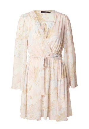 Blomstret slå-om-kjole i bløde pink- og beige nuancer. Har lange ærmer, bælte i taljen og et luftigt design med tekstureret stof.