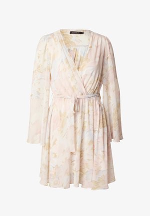 Vestido cruzado floral en tonos suaves de rosa y beige. Presenta mangas largas, una cintura con cinturón y un diseño fluido con tela texturizada.