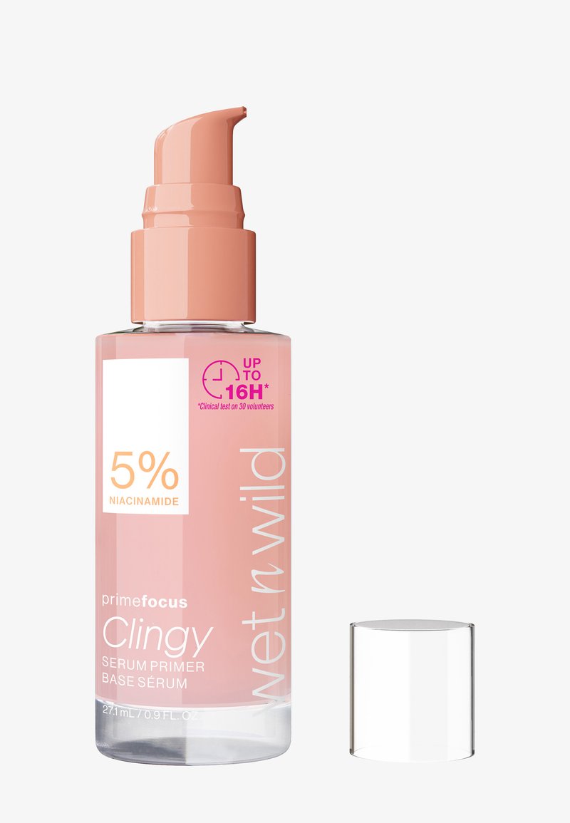 Różowa butelka serum bazowego z pompką, oznaczona "5% Niacynamid" i "Clingy", obok przezroczystej plastikowej nakrętki. 27,1 mL.