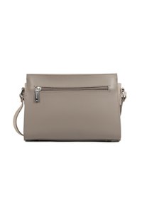 Borsa a tracolla in pelle grigia con tasca frontale con zip e tracolla regolabile su sfondo bianco.