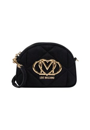 Borsa a tracolla nera trapuntata Love Moschino con logo in tono dorato e hardware in metallo, parte superiore curvata e tracolla rimovibile su sfondo bianco.