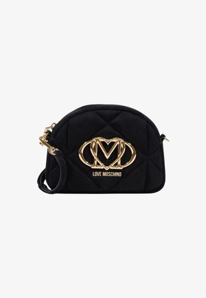 Borsa a tracolla nera trapuntata Love Moschino con logo in tono dorato e hardware in metallo, parte superiore curvata e tracolla rimovibile su sfondo bianco.